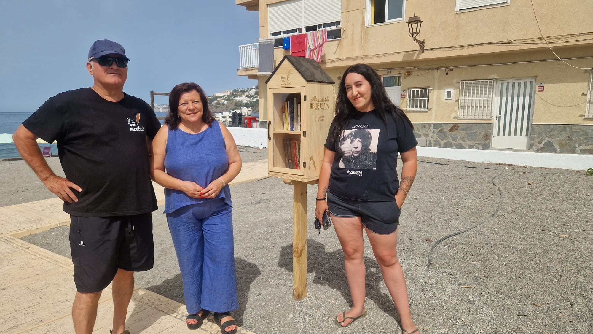 salobrena-lleva-la-lectura-a-la-playa-con-la-puesta-en-marcha-de-siete-biblioplayas