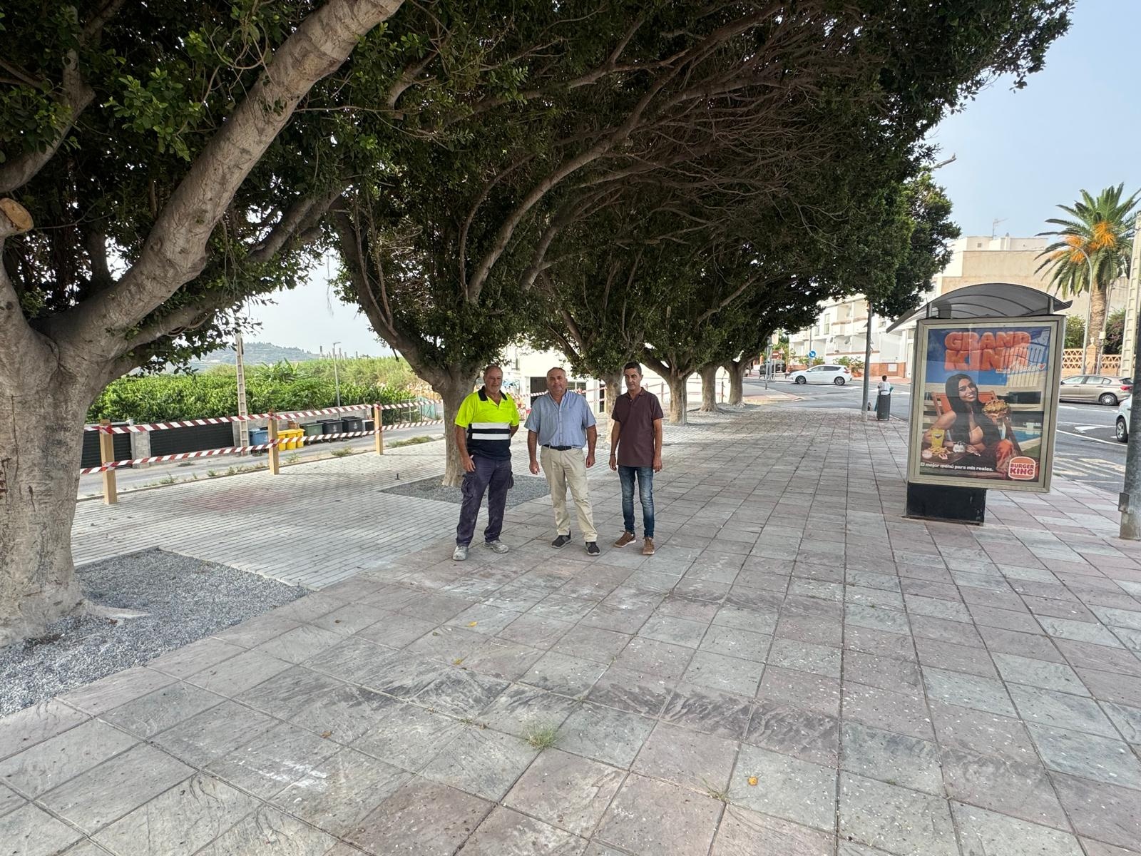 lobres-estrenara-una-nueva-plaza-con-mobiliario-urbano-y-aparatos-biosaludables-junto-a-la-parada-de-autobus
