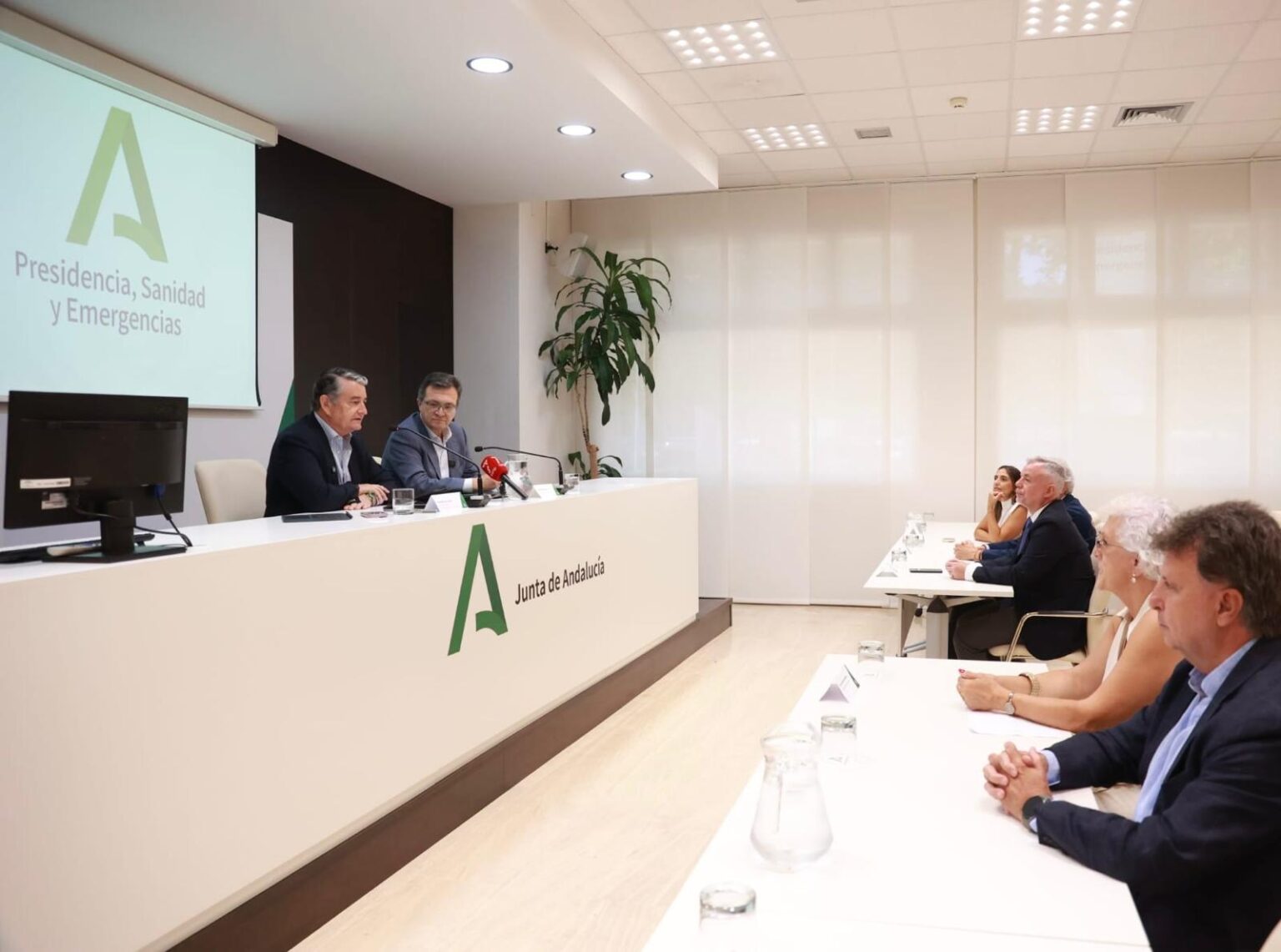 la-junta-impulsa-un-acuerdo-con-los-medicos-para-mejorar-salarios-guardias-y-conciliacion