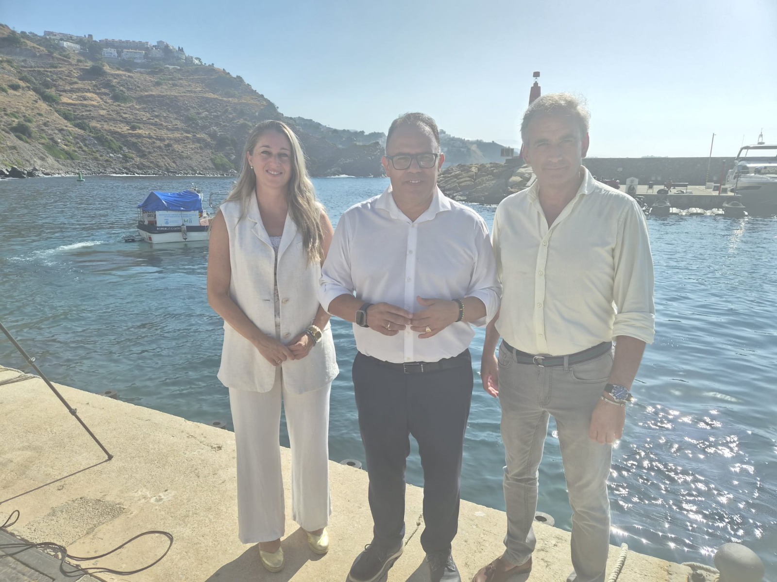 dos-barcos-retiraran-a-diario-los-residuos-flotantes-del-litoral-de-almunecar-y-la-herradura