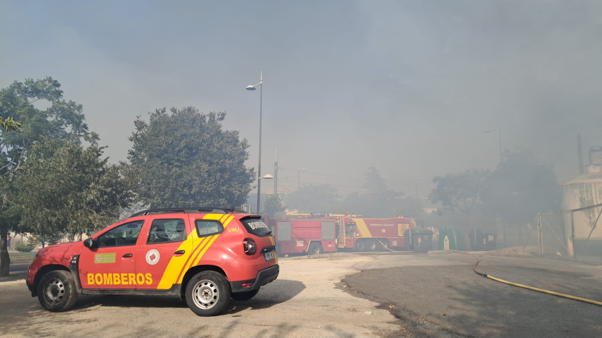 granada-un-espectacular-incendio-en-una-nave-de-pales-siembra-la-alarma-en-el-poligono-juncaril