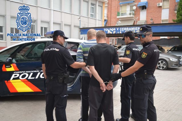 granada-acoso-extorsion-y-una-navaja-al-cuello-dos-detenidos-por-someter-a-robos-continuados-a-un-hombre-con-discapacidad