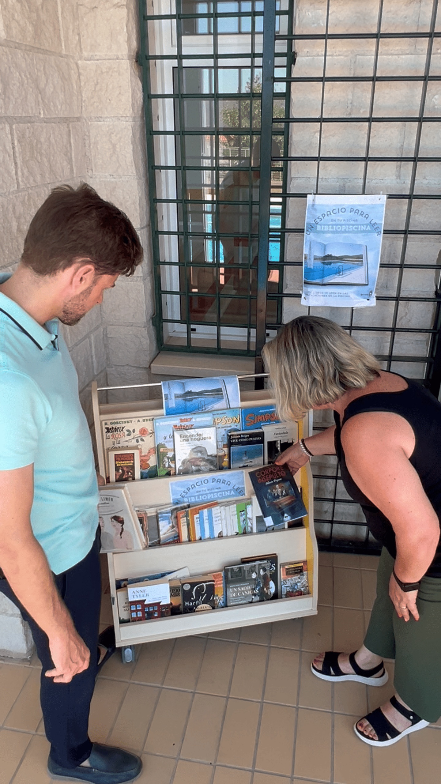 lanjaron-estrena-bibliopiscina-lectura-gratuita-para-disfrutar-del-verano-junto-al-agua