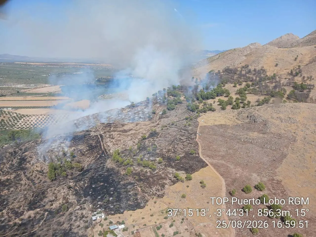 controlado-el-incendio-declarado-en-soportujar-tras-quemarse-una-furgoneta-en-el-barranco-utrera