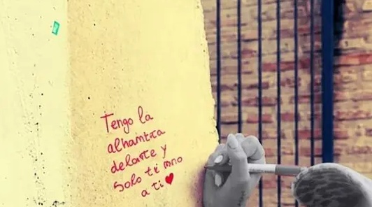 granada-se-graba-haciendo-una-declaracion-de-amor-en-una-pared-del-albaicin-la-sube-a-tiktok-y-la-policia-acaba-identificandola