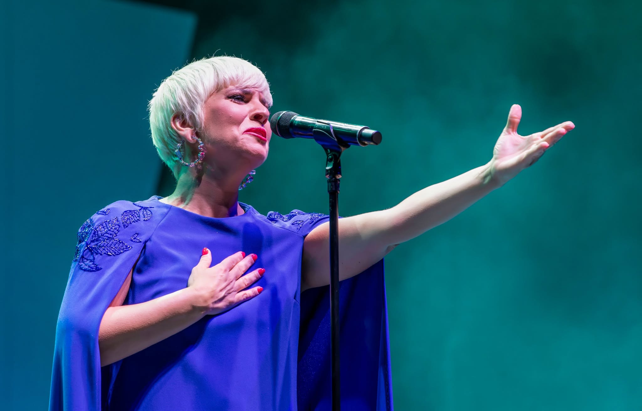 salobrena-pasion-vega-convierte-el-universo-de-almodovar-en-un-concierto-para-la-memoria-en-tropicalia-summer-music