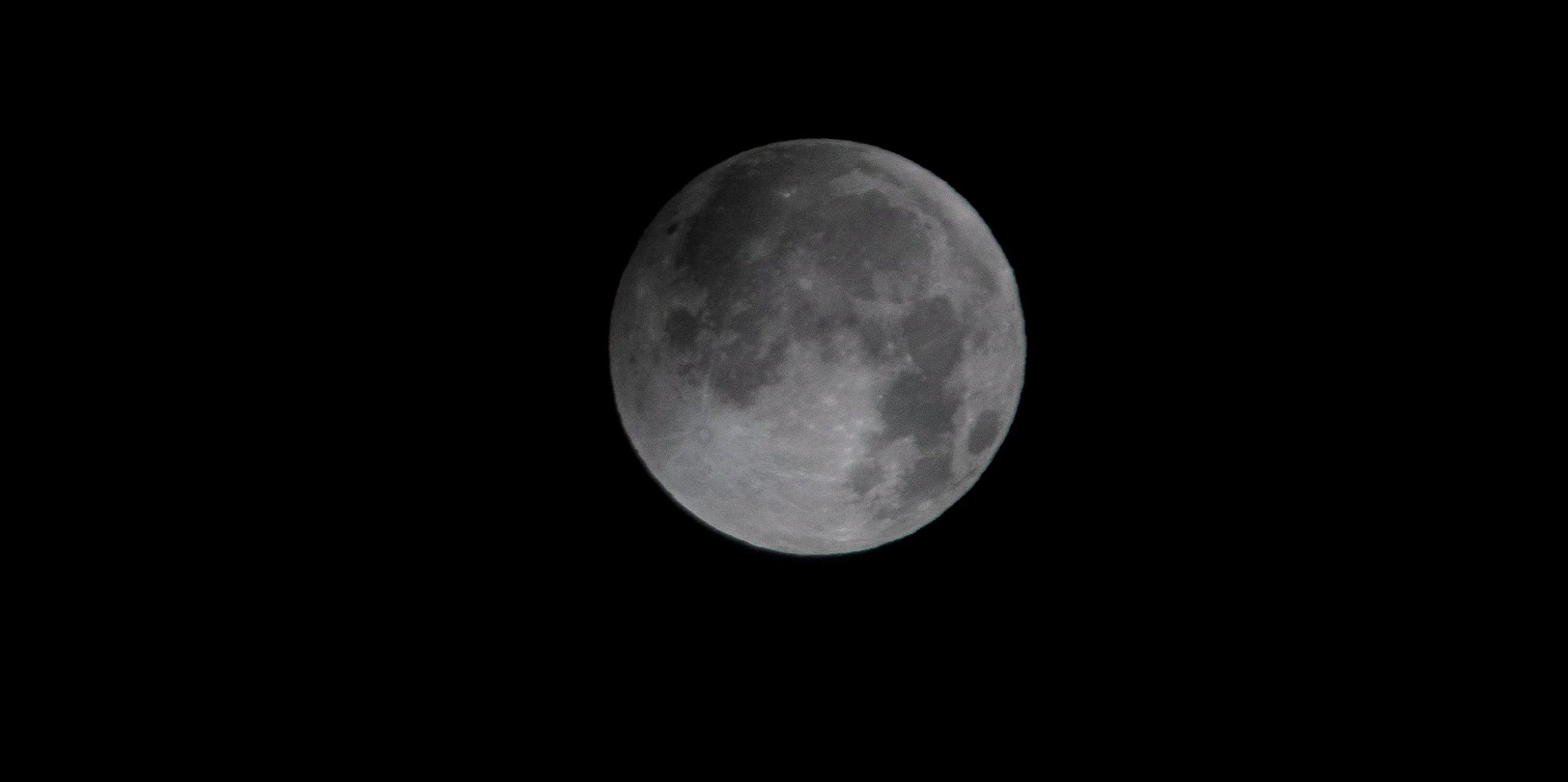 motril-salobrena-y-almunecar-contemplan-el-eclipse-de-luna-la-costa-tropical-bajo-la-sombra-del-cielo