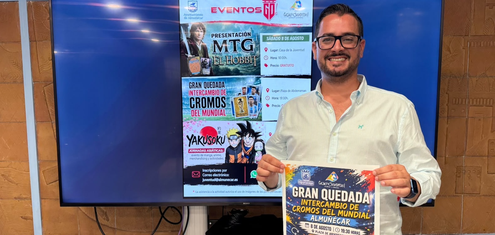 la-plaza-abderraman-acoge-la-primera-gran-quedada-de-intercambio-de-cromos-del-mundial-en-almunecar