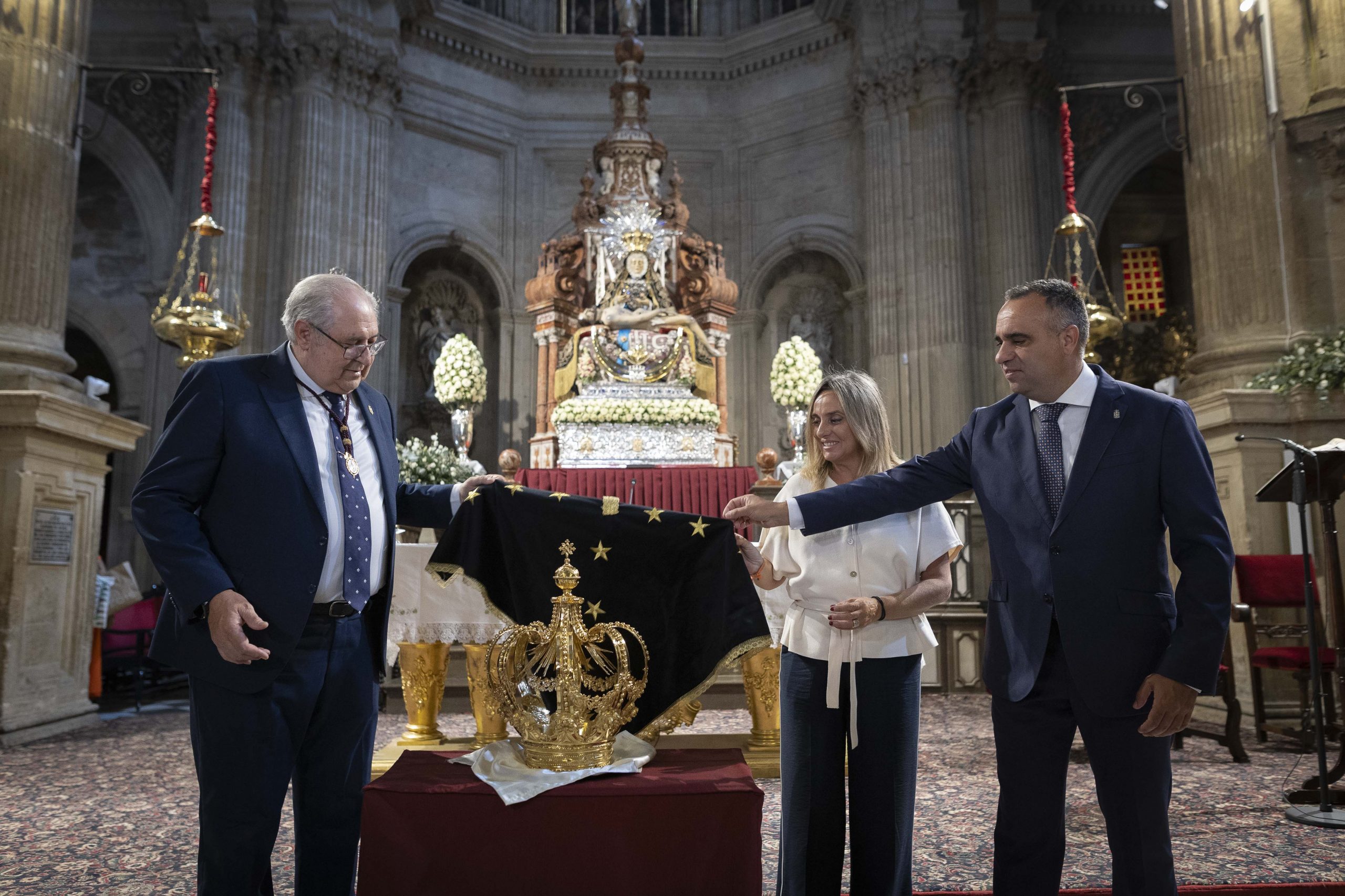 granada-recupera-una-joya-del-siglo-xviii-restaurada-la-corona-imperial-de-la-virgen-de-las-angustias