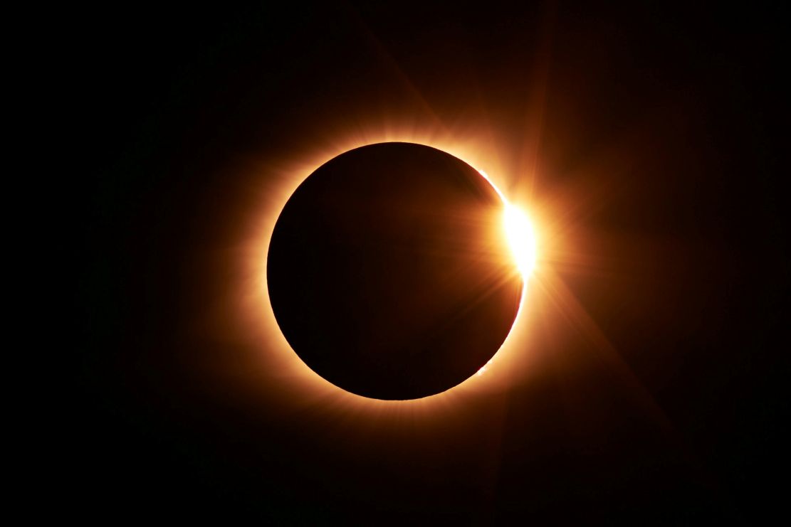 almunecar-se-prepara-para-mirar-al-cielo-mas-de-6-000-gafas-para-vivir-el-eclipse-solar-con-seguridad