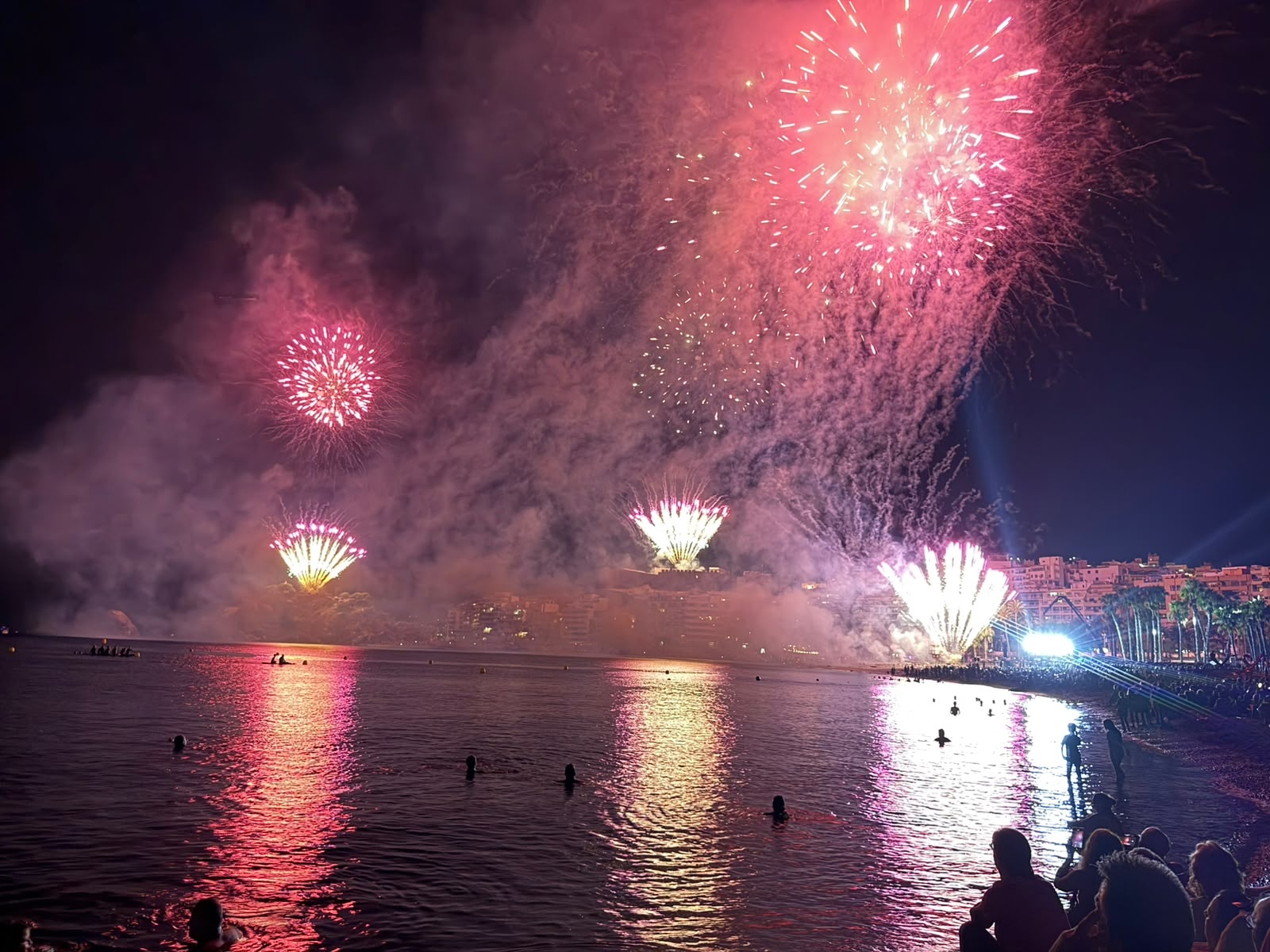 mas-de-100-000-personas-despiden-las-fiestas-patronales-de-almunecar-con-el-mayor-piromusical-de-andalucia-reflejos-de-un-sueno