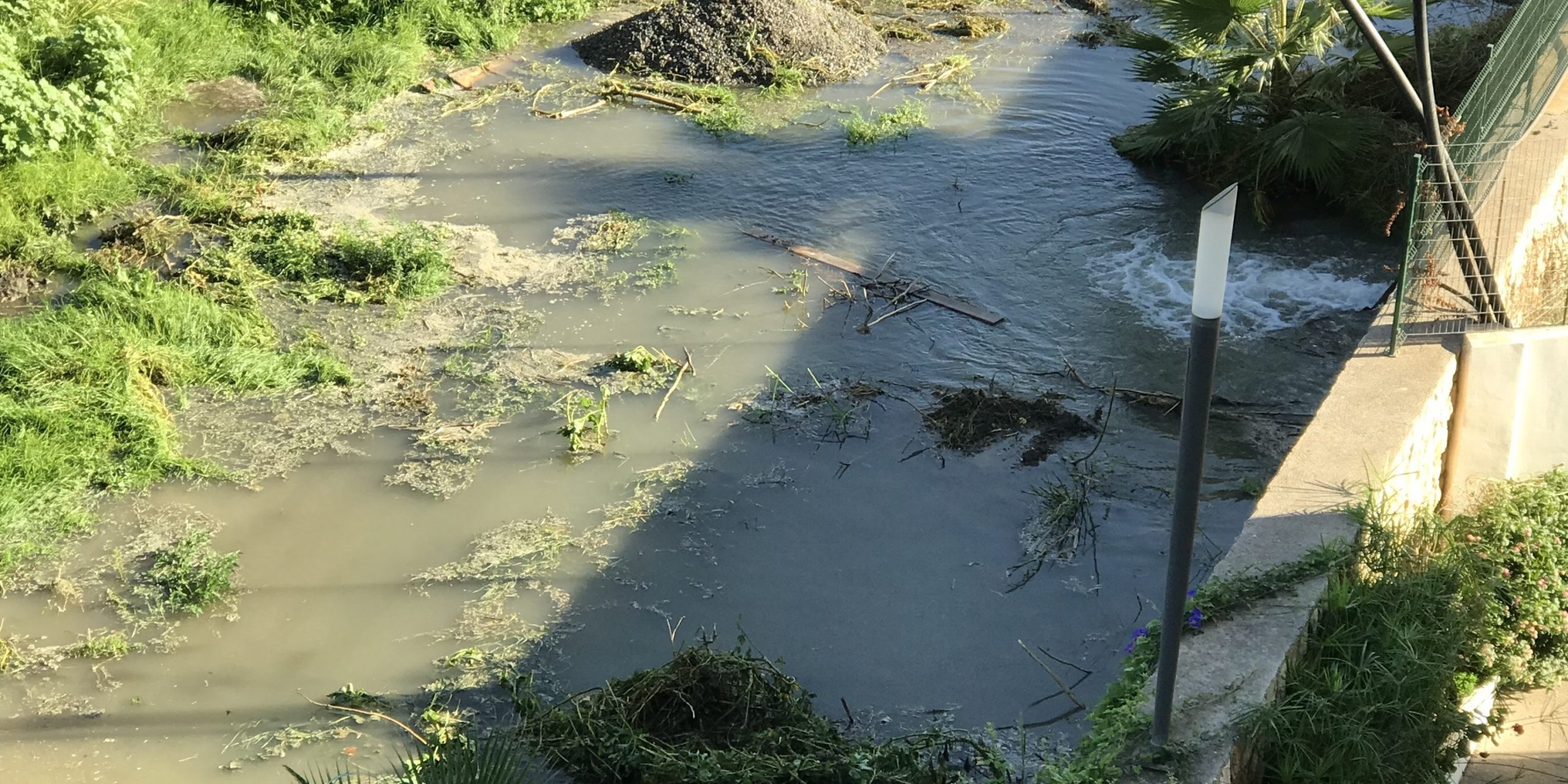 almunecar-el-psoe-denuncia-que-miles-de-litros-de-agua-del-acuifero-de-rio-verde-siguen-vertiendose-al-mar