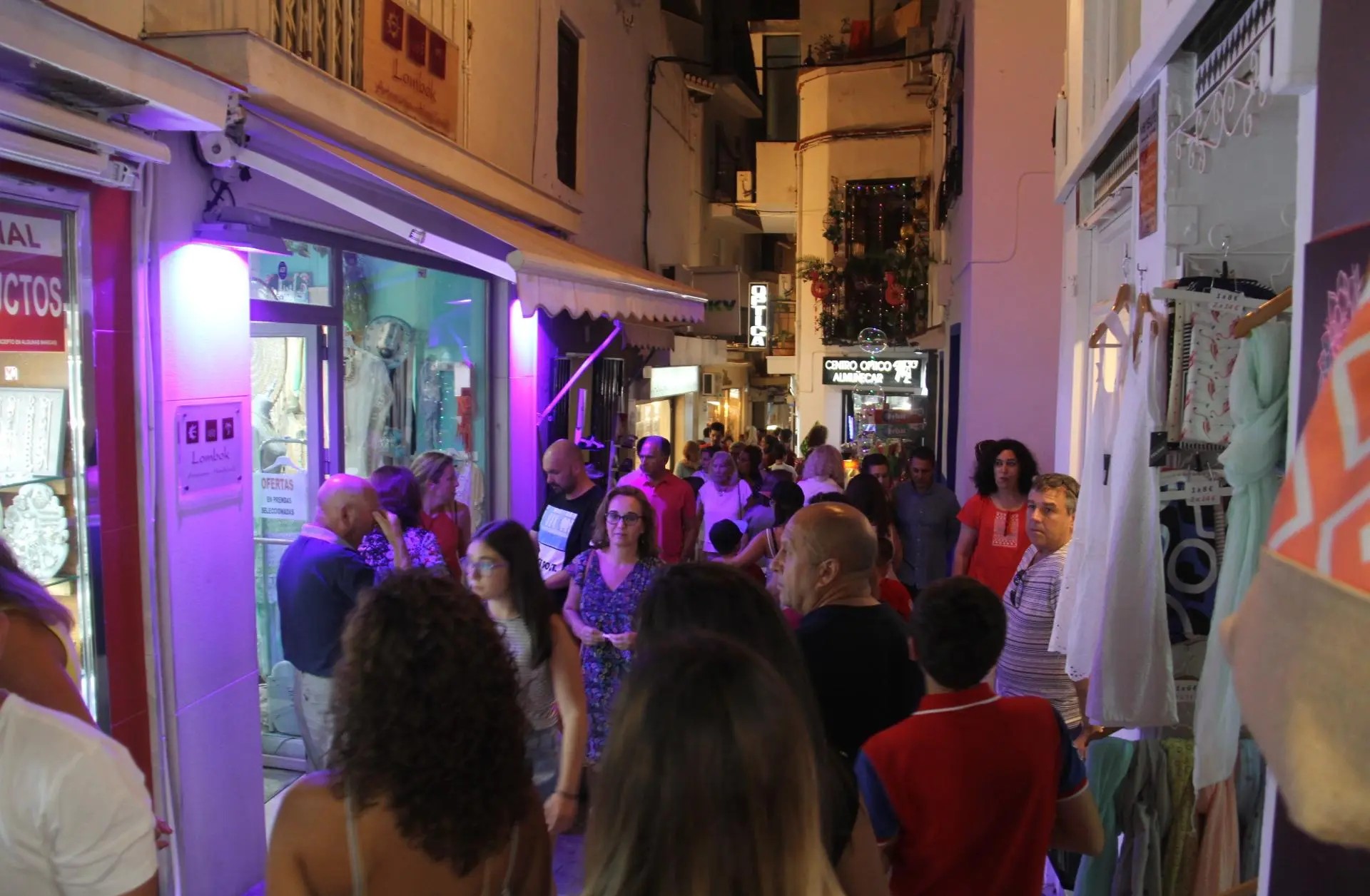 almunecar-prolonga-hasta-las-200-horas-su-shopping-night-con-seis-cestas-y-3-000-euros-en-premios