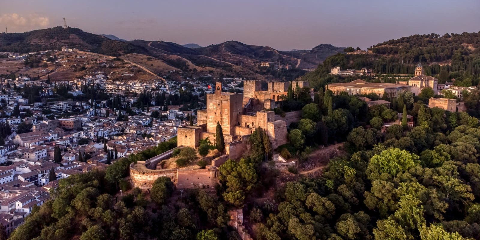 granada-la-alhambra-reabre-al-publico-tras-comprobar-que-el-terremoto-no-ha-causado-danos-relevantes