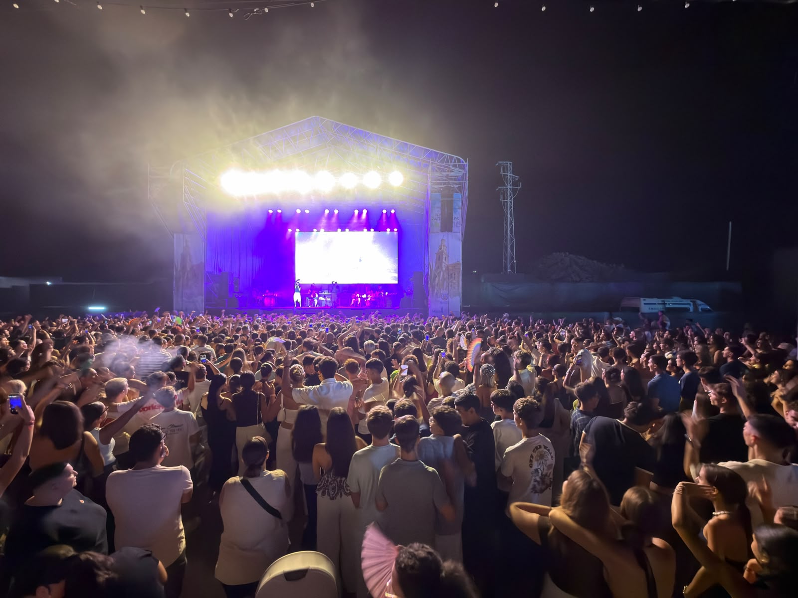 motril-pepe-y-vizio-convierten-el-ferial-en-una-gran-fiesta-de-musica-urbana-andaluza