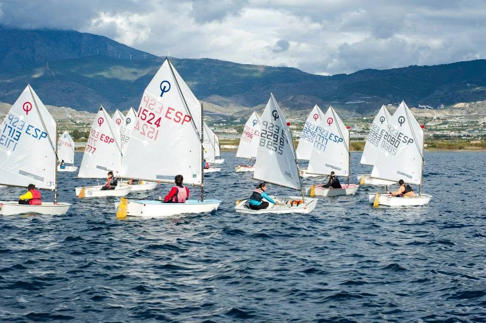 motril-el-trofeo-balduino-y-fabiola-reunira-a-un-centenar-de-embarcaciones-optimist-llegadas-desde-toda-andalucia