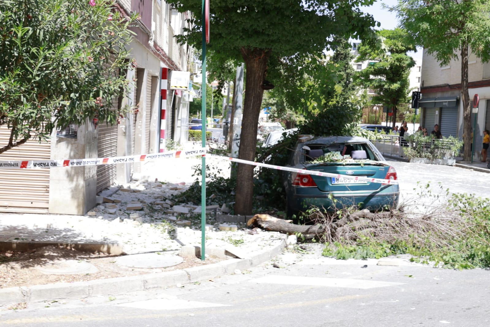granada-el-zaidin-pone-rostro-a-los-danos-de-los-terremotos-y-espera-respuestas-del-ministro-carlos-cuerpo-en-su-visita-al-barrio