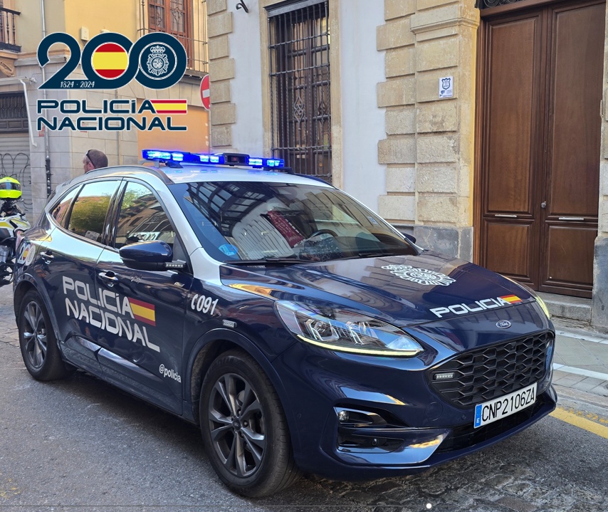 la-policia-nacional-es-requerida-para-salvar-a-una-nina-de-4-anos-sentada-en-un-aire-acondicionado-a-la-altura-de-una-segunda-planta