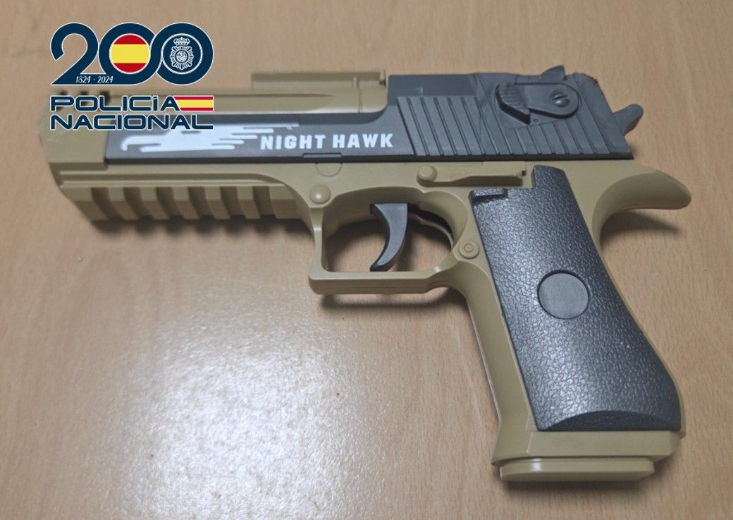 detenido-en-granada-un-joven-con-tres-requisitorias-tras-agredir-a-varios-policias-y-ocultar-un-arma-simulada