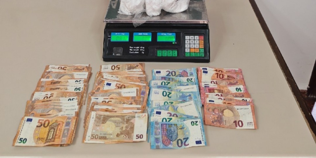 dos-detenidos-en-almunecar-tras-hallar-812-gramos-de-cocaina-y-mas-de-4-500-euros-en-su-vehiculo