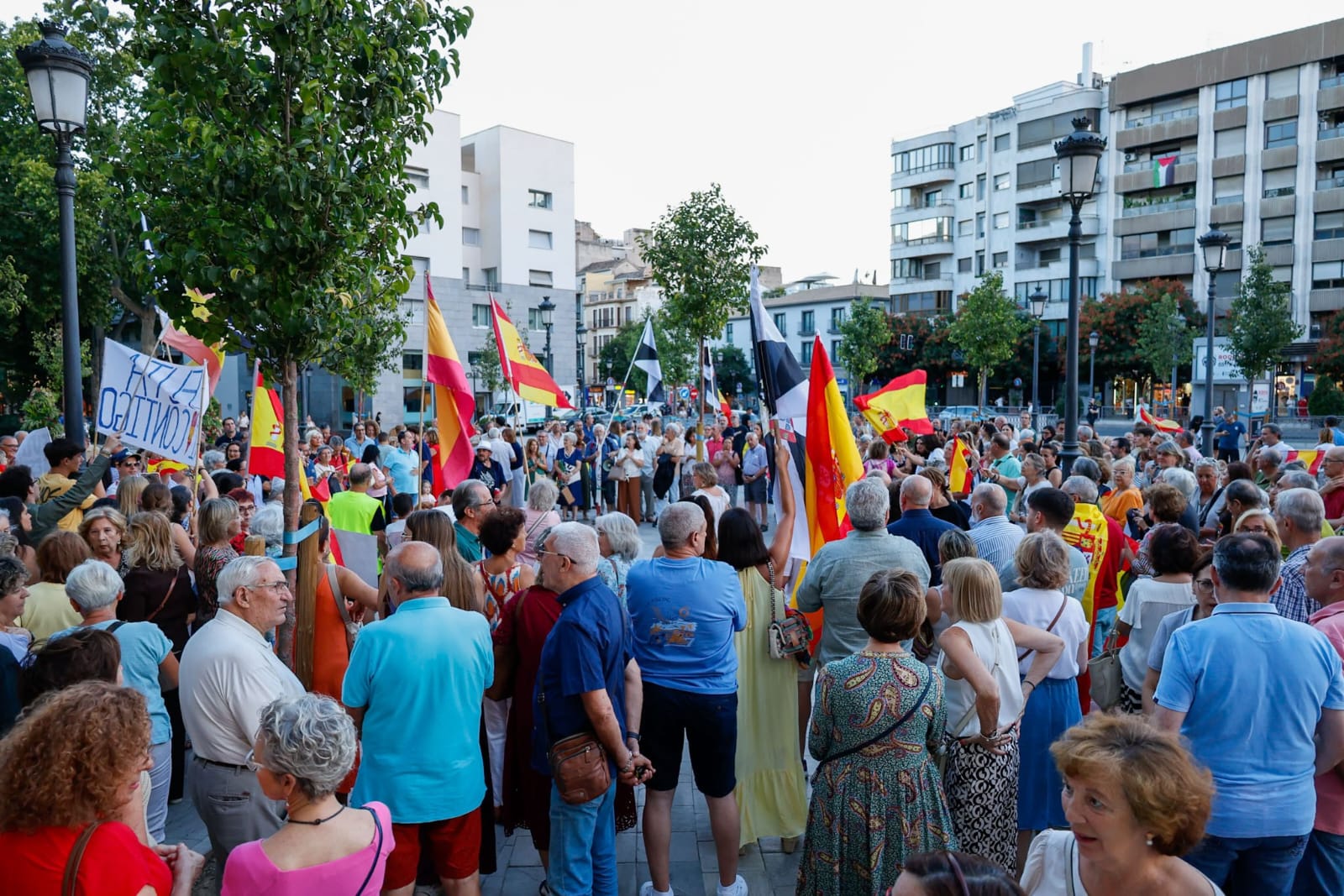 granada-cientos-de-personas-se-concentran-en-apoyo-a-ceuta-en-la-fuente-de-las-batallas