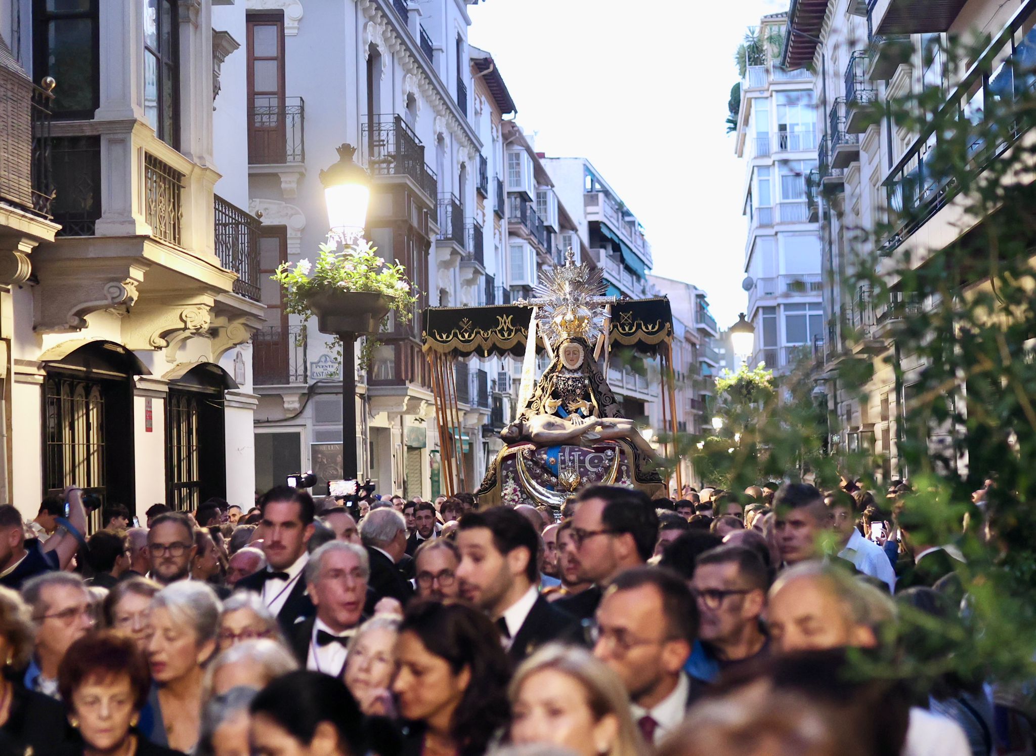 granada-la-virgen-de-las-angustias-deja-su-basilica-y-encuentra-en-el-sagrario-su-hogar-provisional-2
