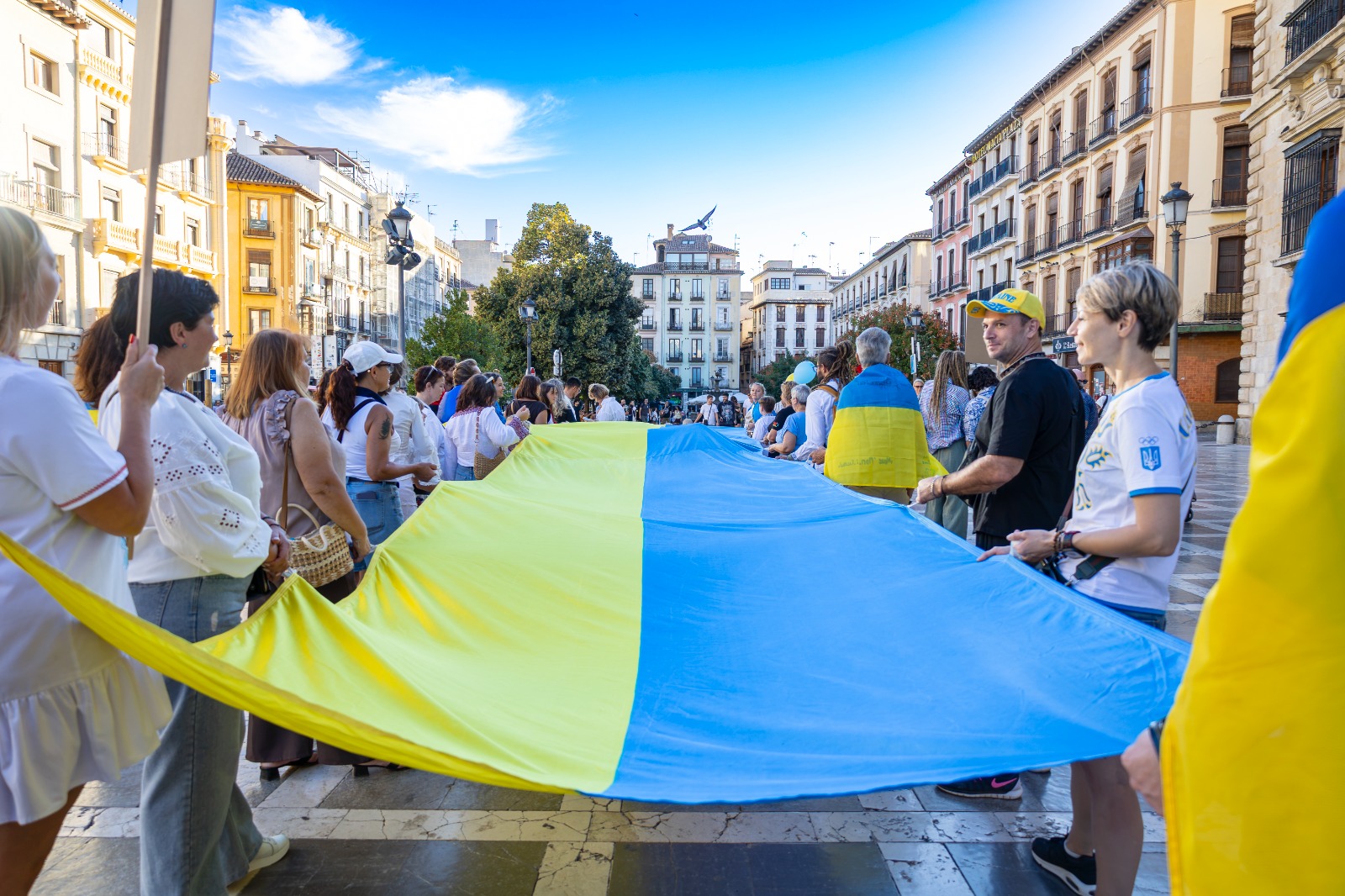 ucrania-pasea-por-granada-su-mensaje-de-libertad-en-su-35-aniversario-de-la-independencia-de-su-pais