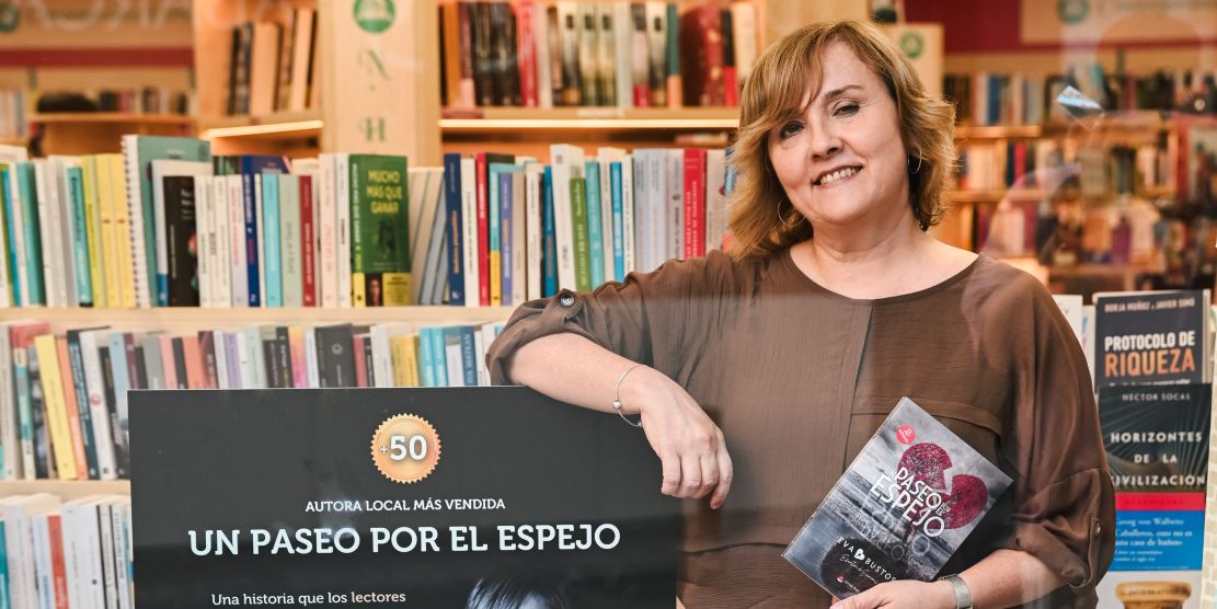 motril-eva-bustos-recibe-con-emocion-el-reconocimiento-de-libreria-fenicia-a-su-novela-un-paseo-por-el-espejo