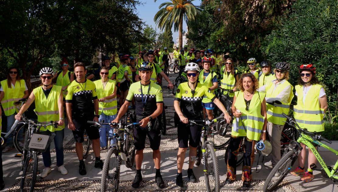 granada-se-sube-a-la-bici-60-personas-pedalean-por-la-ciudad-para-combatir-el-sedentarismo-y-la-contaminacion