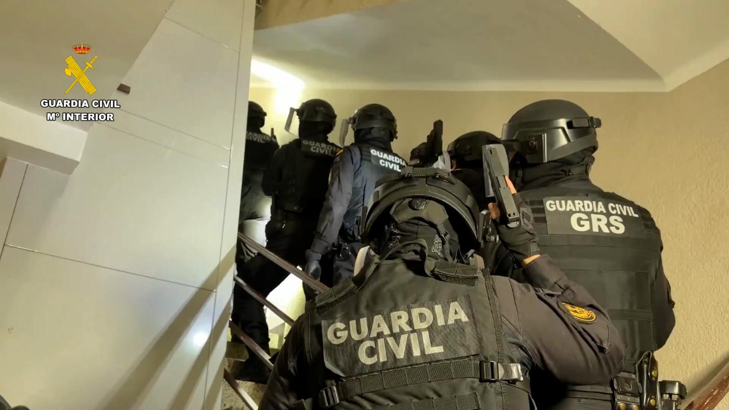 granada-la-guardia-civil-desmantela-una-red-que-estafo-mas-de-un-millon-de-euros-y-enviaba-100-000-sms-falsos-por-hora