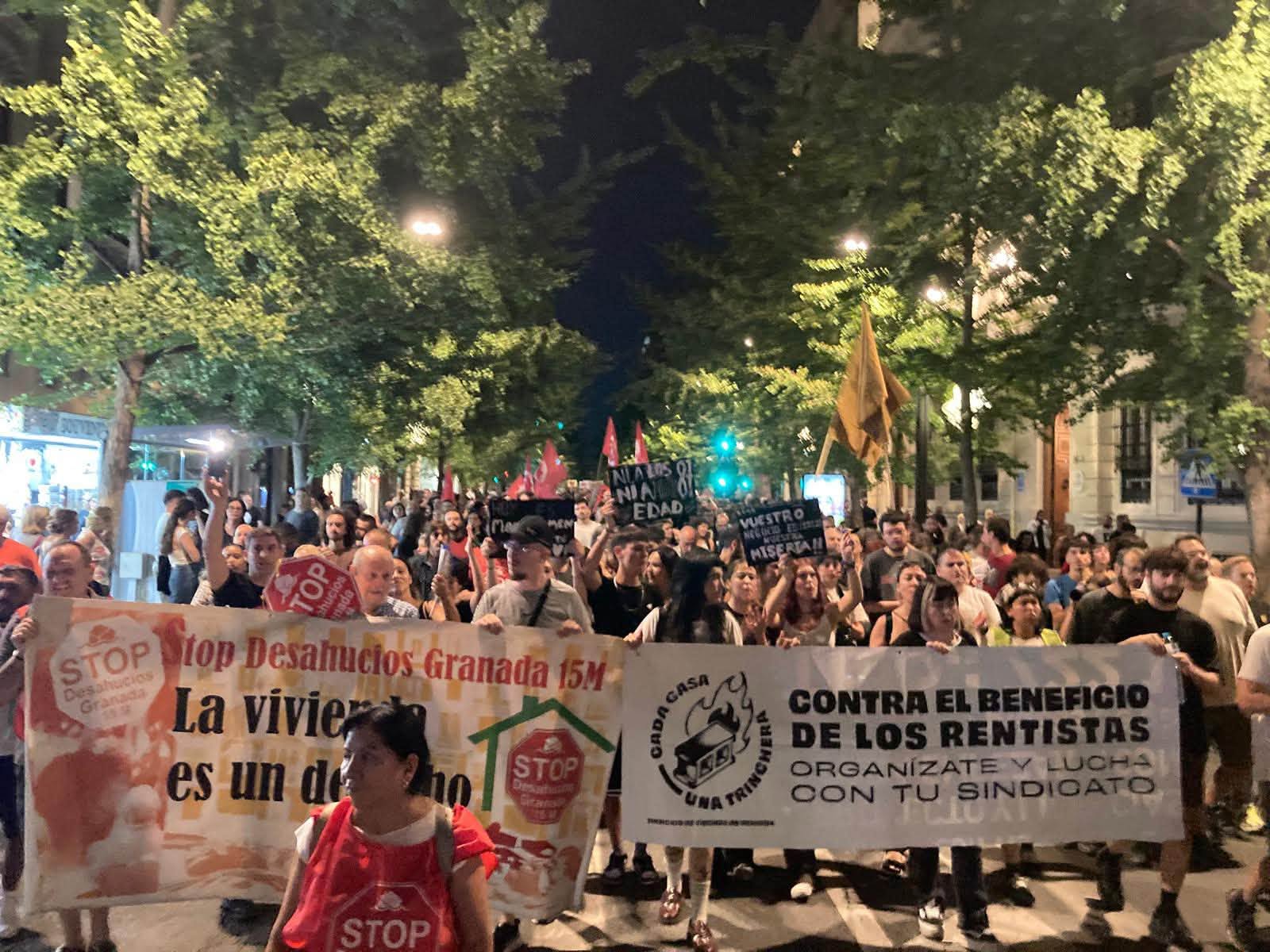 granada-alza-la-voz-contra-los-desahucios-y-en-apoyo-a-maricarmen-la-vecina-de-87-anos-desalojada-de-su-casa