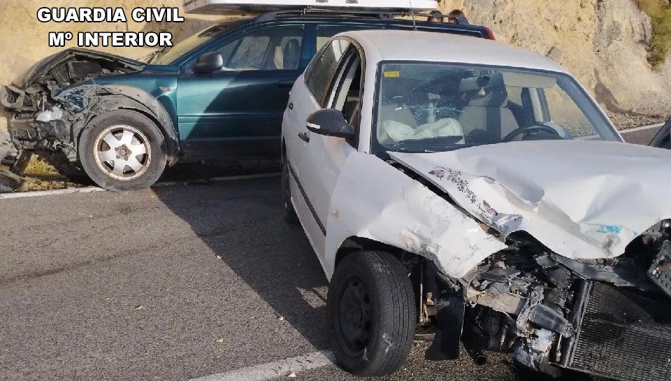 motril-intento-arrollar-a-dos-guardias-civiles-huyo-a-toda-velocidad-y-acabo-empotrado-contra-otro-vehiculo-en-la-alpujarra