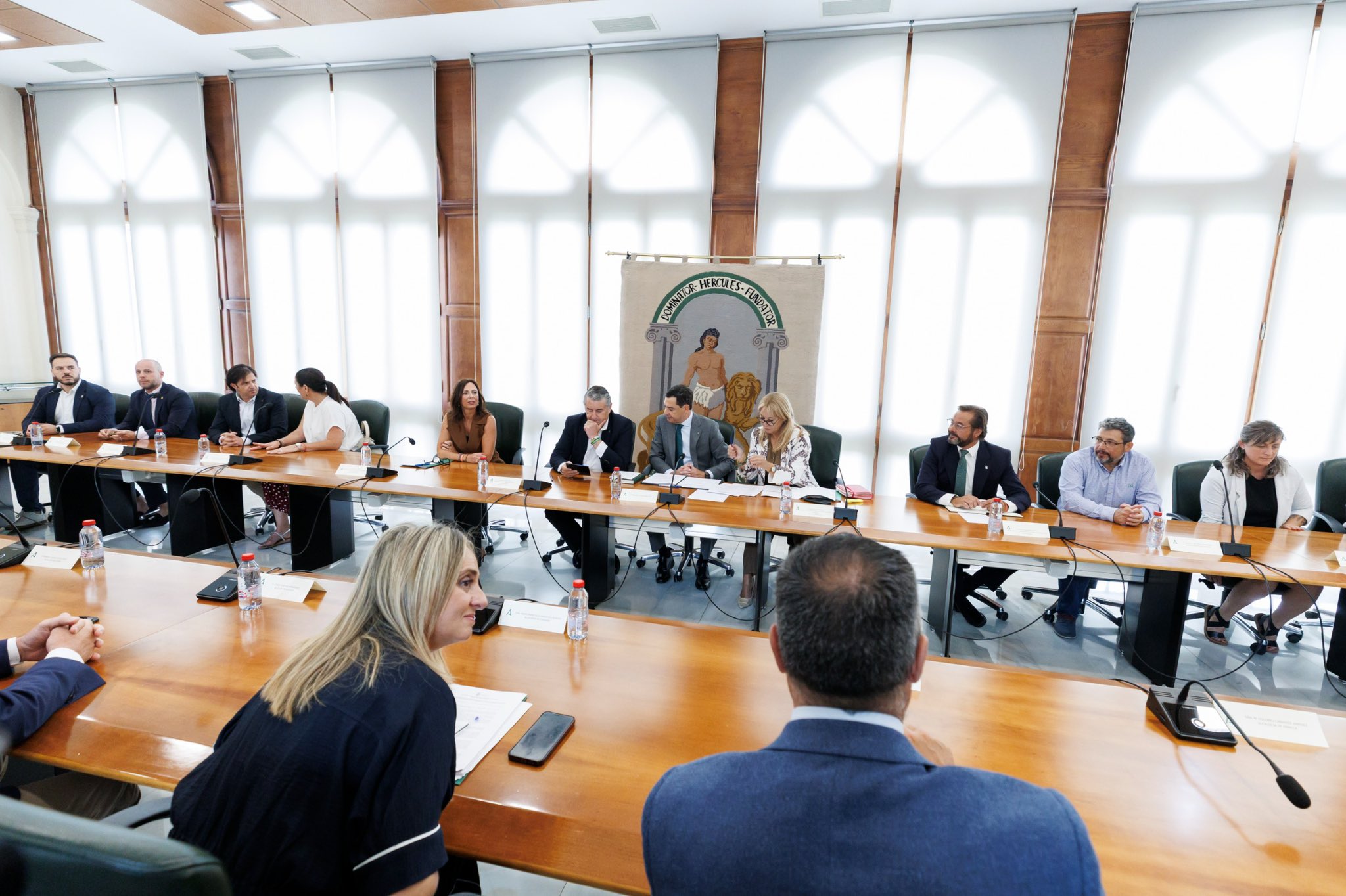 juanma-moreno-llega-a-granada-con-462-millones-para-reparar-el-golpe-de-los-terremotos