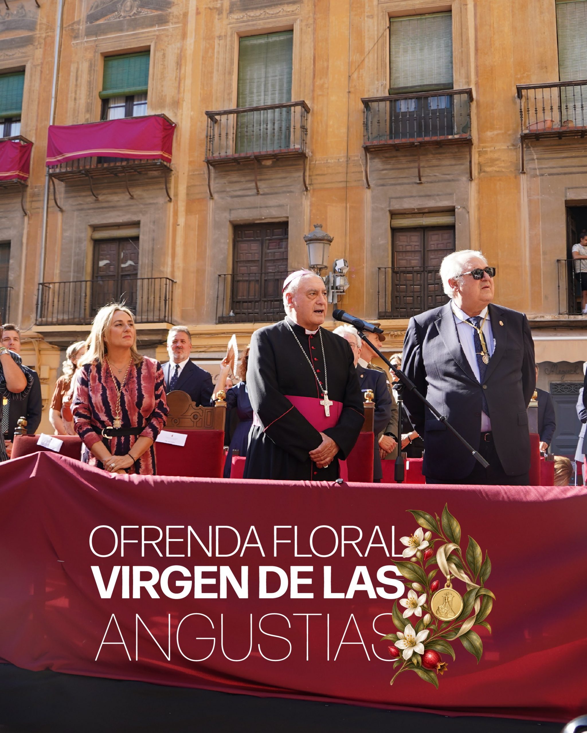 granada-arropo-a-la-virgen-de-las-angustias-en-una-ofrenda-historica-ante-la-catedral