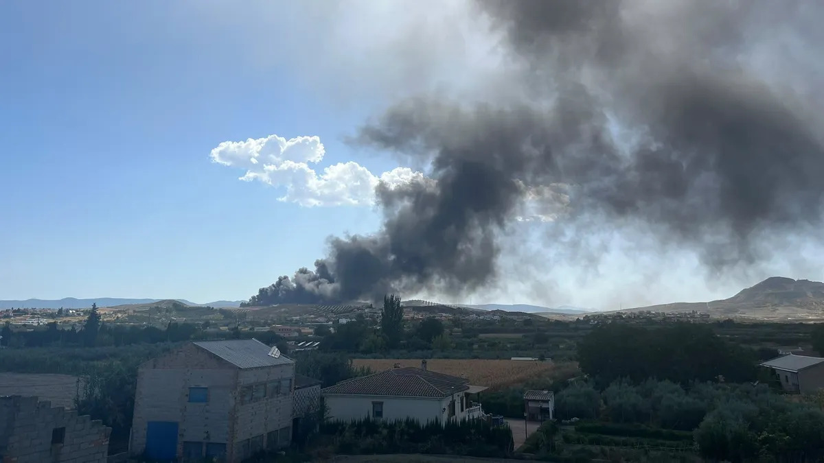 granada-la-guardia-civil-recomienda-medidas-de-autoproteccion-ante-la-columna-de-humo-del-incendio-de-una-planta-de-reciclaje-en-alhendin