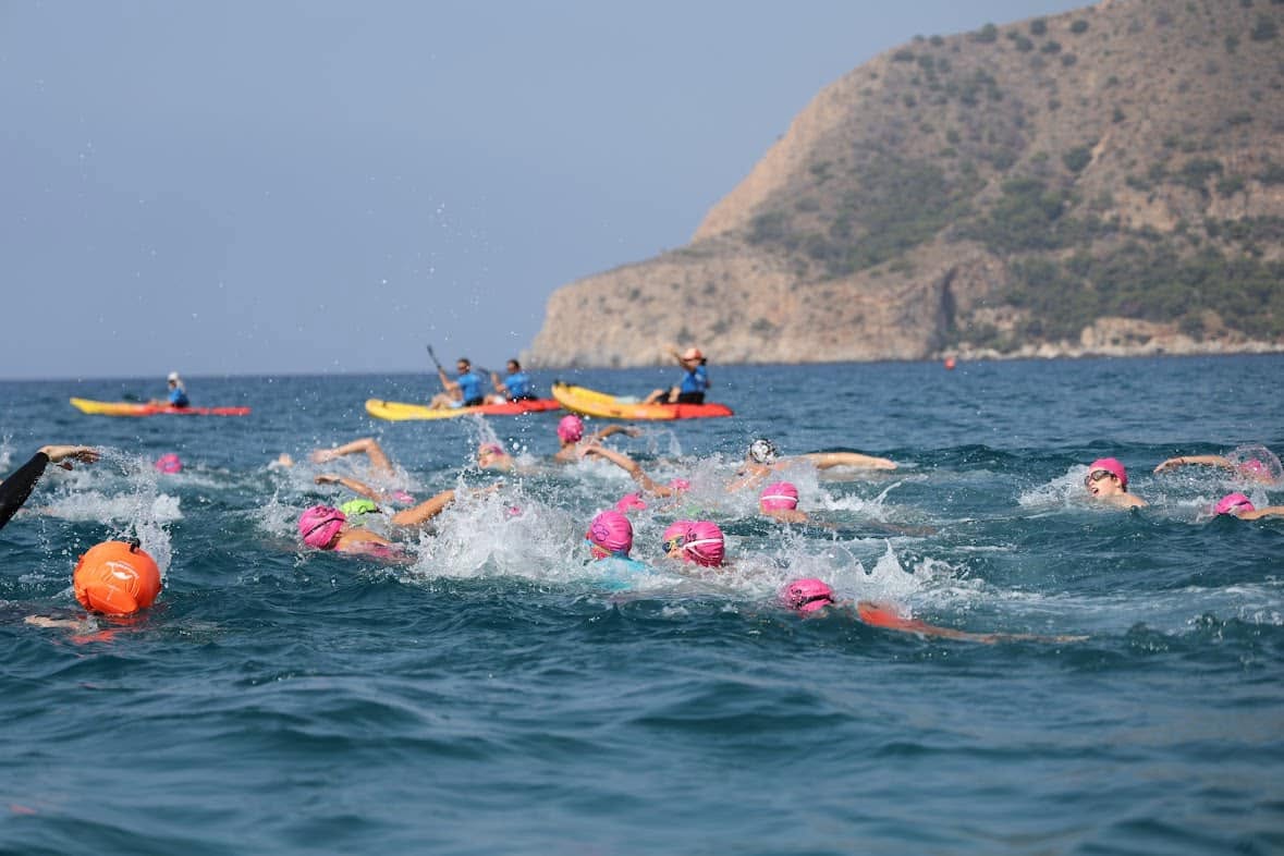 la-herradura-1-500-metros-de-mar-para-los-adultos-y-500-para-los-infantiles-en-la-travesia-a-nado-de-la-bahia-herradurena