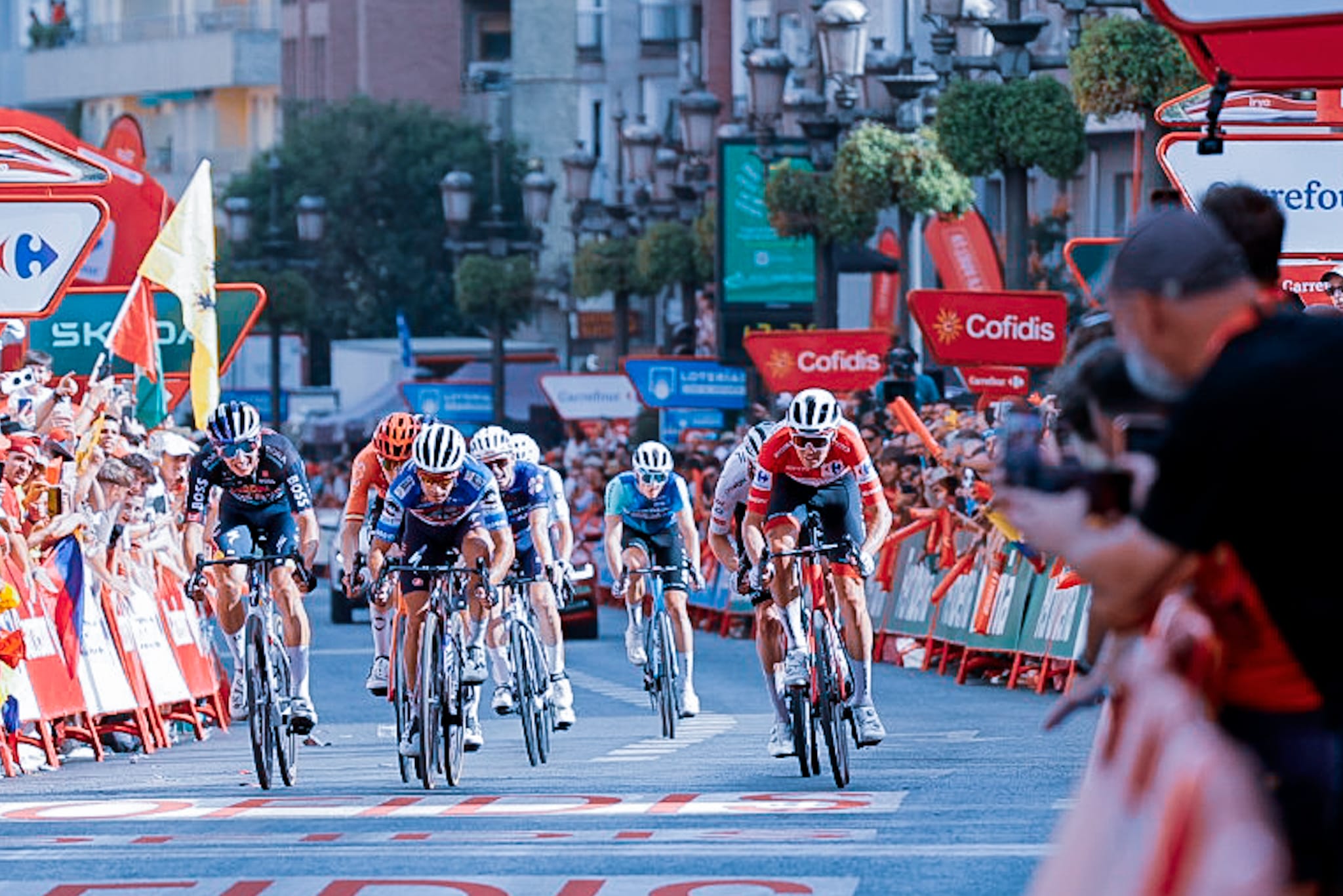 la-vuelta-ciclista-a-espana-deja-32-millones-de-euros-de-impacto-economico-en-granada-y-mas-de-50-millones-de-impresiones-digitales