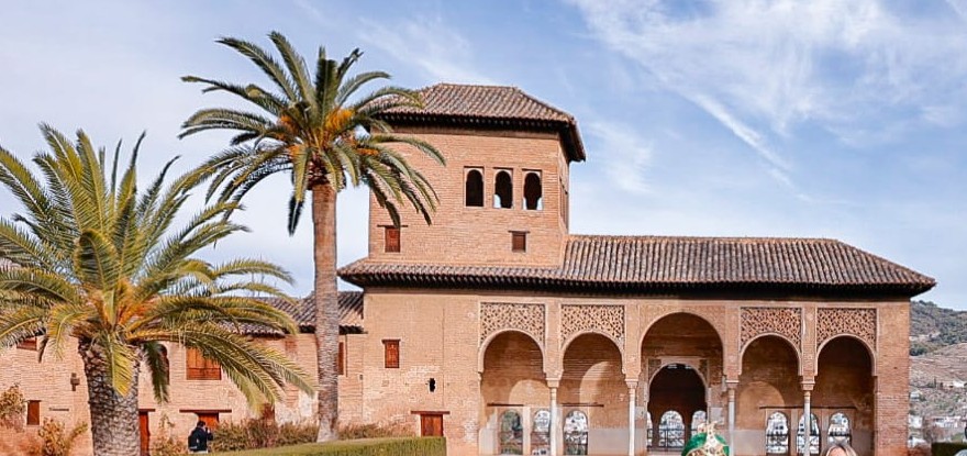 motril-acerca-a-sus-vecinos-el-patrimonio-granadino-con-una-visita-guiada-a-la-alhambra