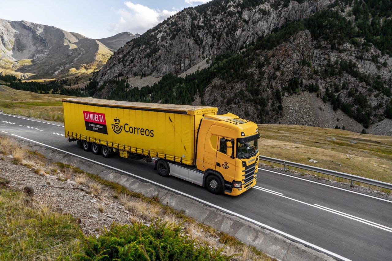 correos-moviliza-35-vehiculos-y-mas-de-400-toneladas-para-llevar-la-vuelta-ciclista-a-espana-a-granada