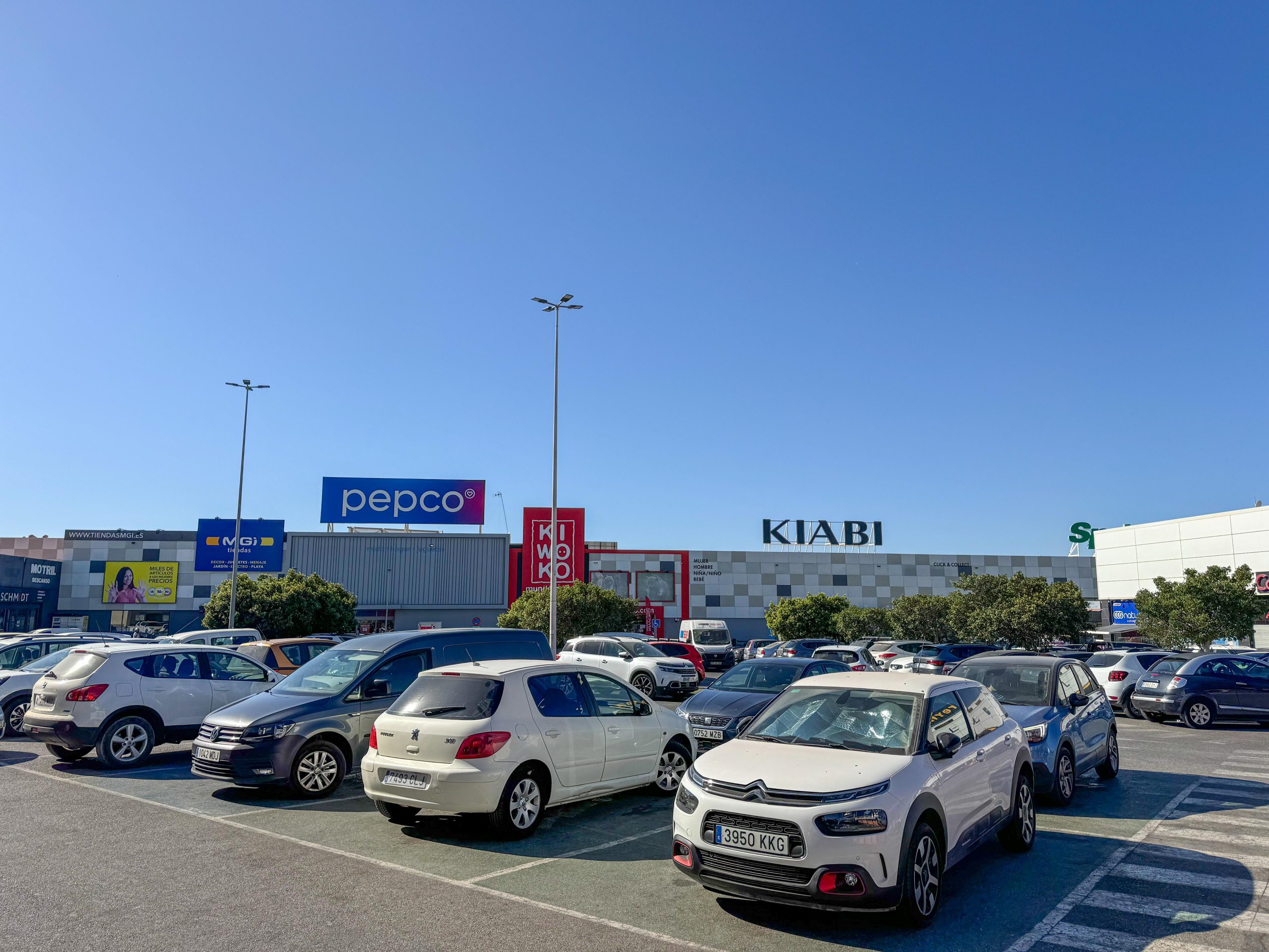 motril-da-un-ultimatum-al-retail-park-sancion-y-limpieza-a-costa-de-los-propietarios
