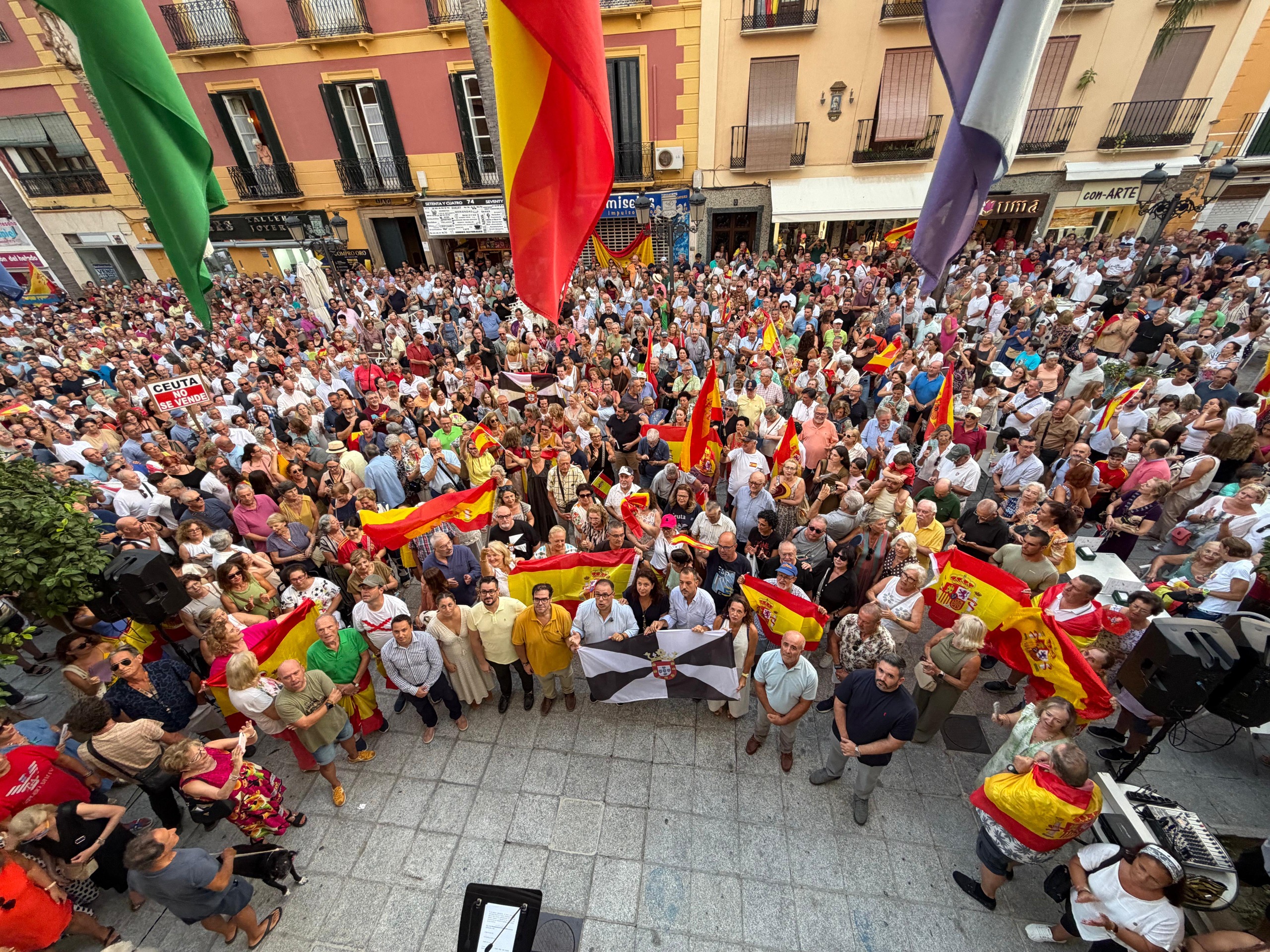 almunecar-se-vuelca-con-ceuta-cientos-de-vecinos-llenan-la-plaza-de-la-constitucion-en-apoyo-a-los-ceuties