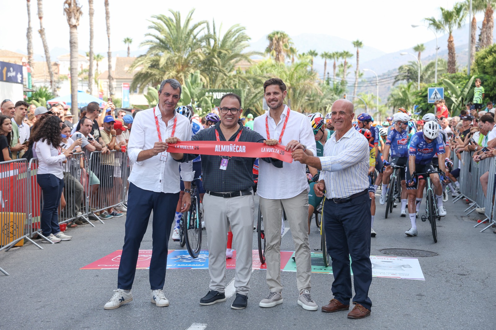 almunecar-hace-historia-como-salida-de-la-vuelta-2026-y-arropa-a-su-paisano-carlos-rodriguez-del-ineos-grenadiers