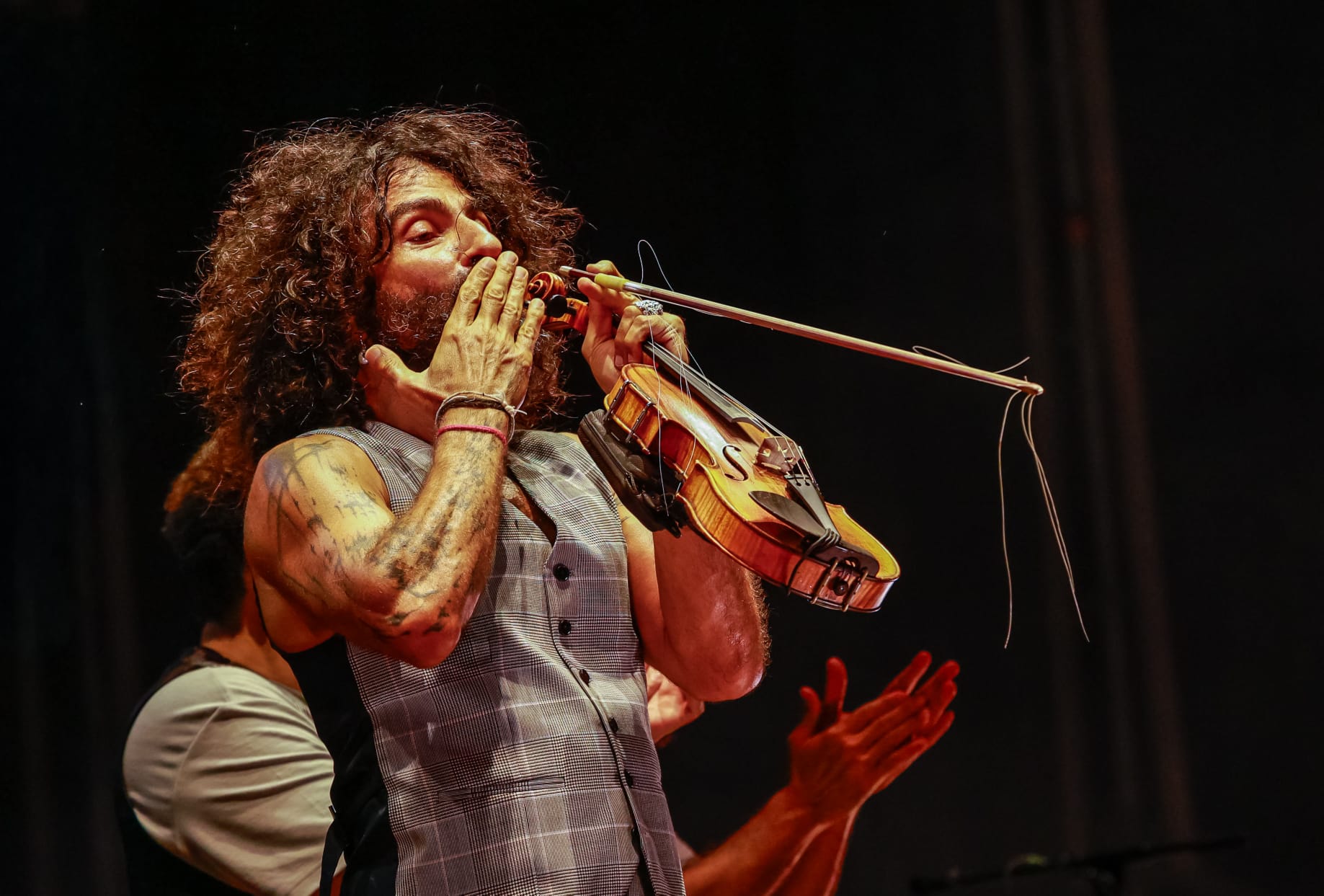 granada-malikian-se-mete-al-publico-en-el-bolsillo-y-termina-tocando-entre-la-grada