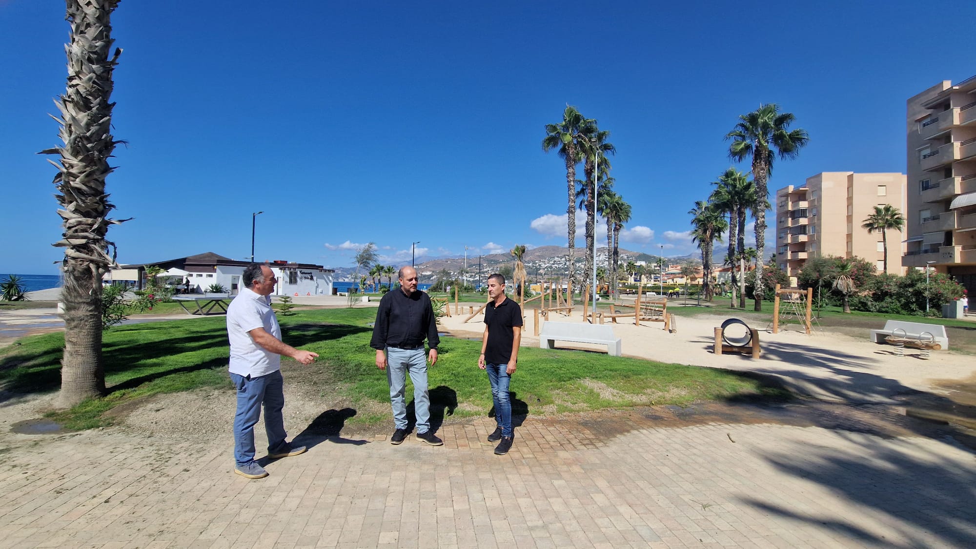 salobrena-culmina-la-peatonalizacion-de-una-parte-del-paseo-maritimo-con-una-via-de-servicio-para-chiringuitos-y-emergencias