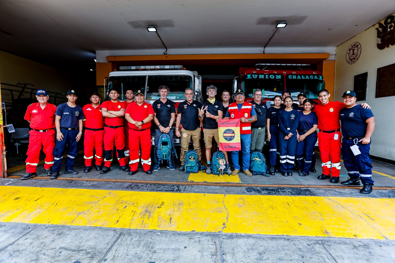 guardias-civiles-solidarios-de-granada-conocen-las-carencias-de-los-historicos-bomberos-del-callao-y-se-compromete-a-buscar-ayuda-desde-espana
