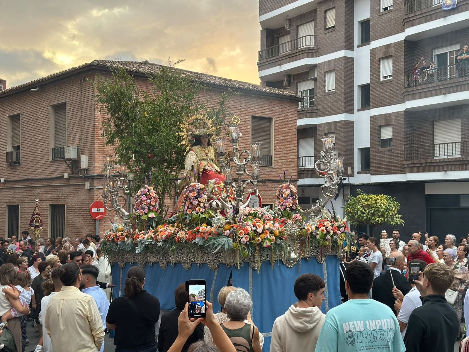 la-divina-pastora-vuelve-a-recorrer-las-calles-de-motril-en-una-tarde-de-tradicion-y-devocion