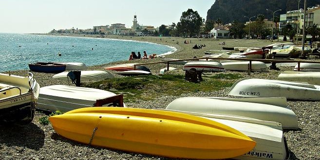 motril-el-cadaver-hallado-en-la-playa-de-calahonda-presentaba-una-lesion-en-el-craneo-compatible-con-un-disparo