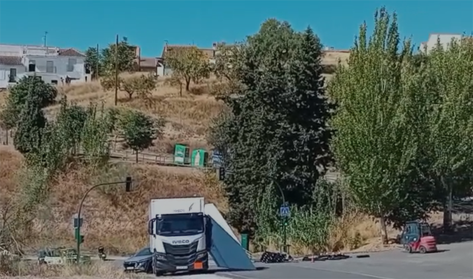 granada-un-camion-vuelca-con-granadas-de-mortero-y-obliga-a-cortar-una-carretera-por-riesgo-explosivo