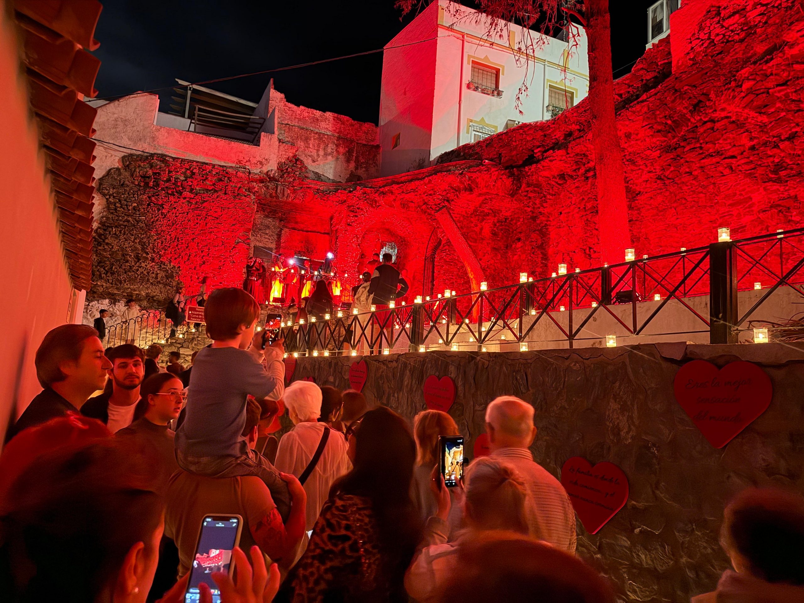 mas-de-10-000-velas-iluminan-el-casco-historico-de-almunecar-en-una-noche-para-recorrer-su-historia
