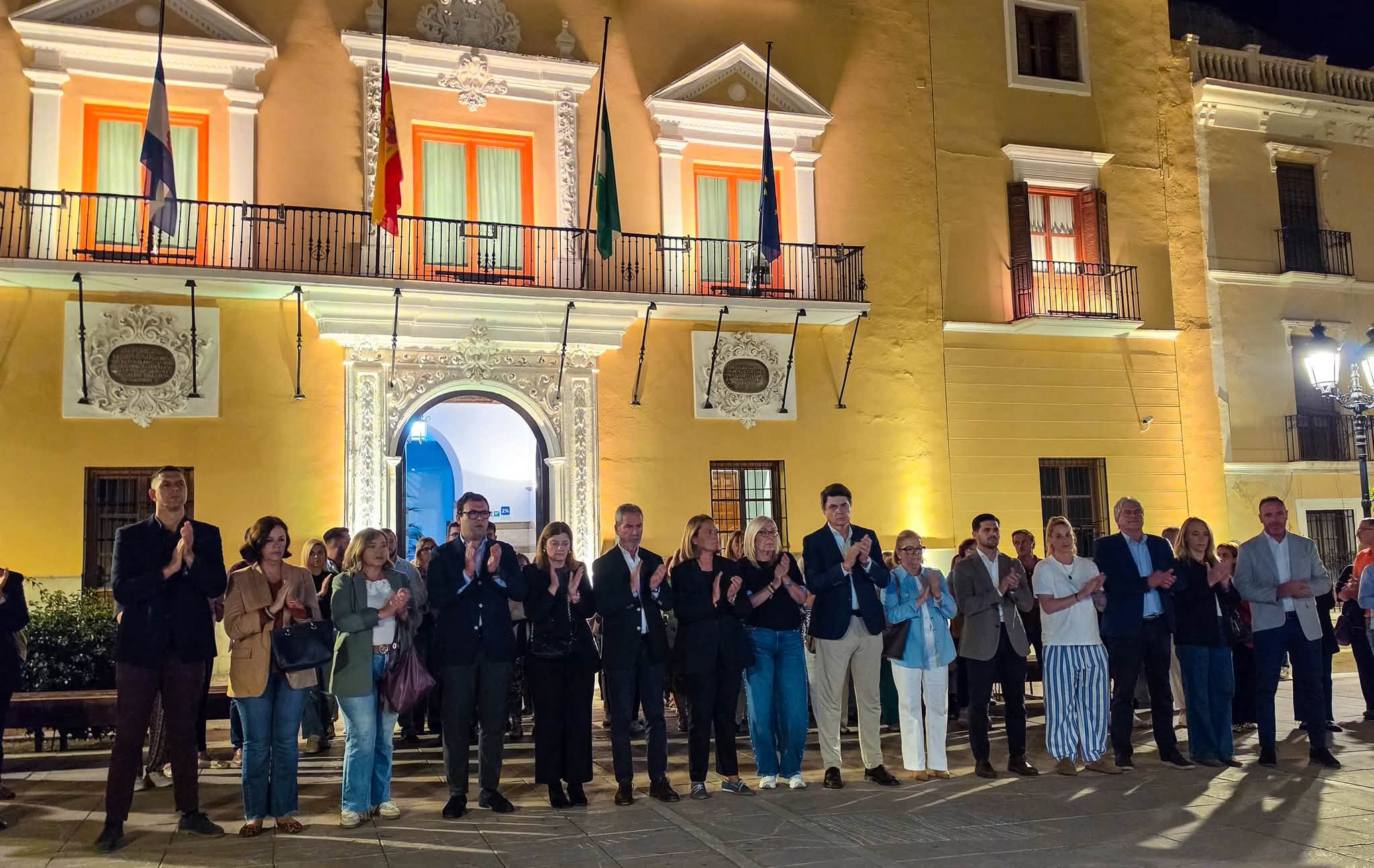 motril-salobrena-y-almunecar-guardan-un-minuto-de-silencio-en-memoria-de-las-victimas-del-accidente-ferroviario